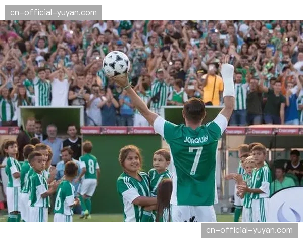 特写镜头：在贝蒂斯训练基地，华金与青年队球员分享经验