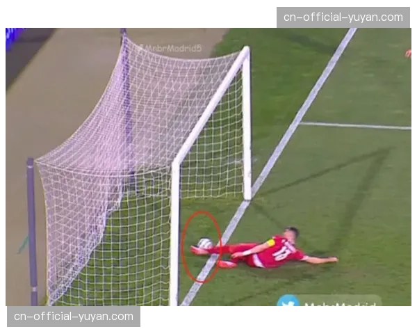 争议瞬间:门线技术回放显示皮球未完全过线,进球无效 争议瞬间:门线技术回放显示皮球未完全过线,进球无效